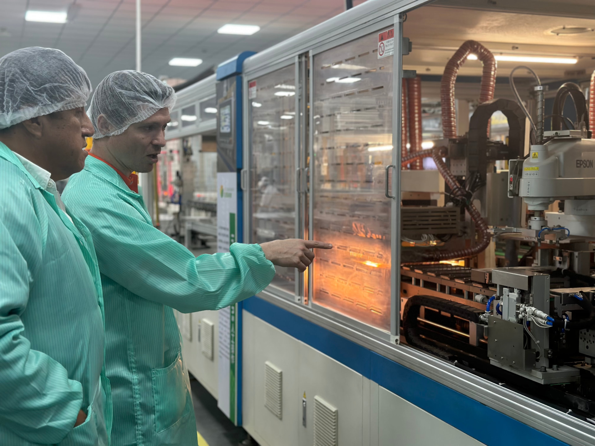 Visite de ligne de production dans une usine en Chine